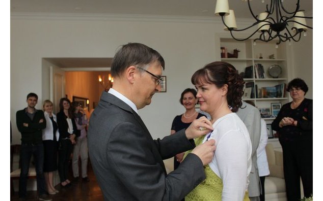 L'ambassadeur de France, Michel Raineri a remis les insignes de chevalier dans l'Ordre des Palmes Académiques à Natalja Kapitonova (2 juin 2015)