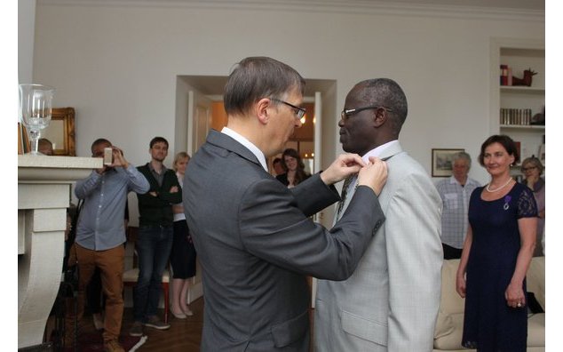 L'ambassadeur de France, Michel Raineri a remis les insignes de chevalier dans l'Ordre des Palmes Académiques à Gilbert Mandzolo (2 juin 2015)